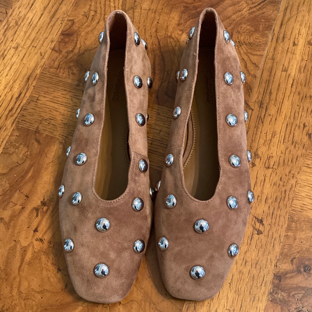 Madewell Tan Suede Flats with Silver Studs. Size 9 New